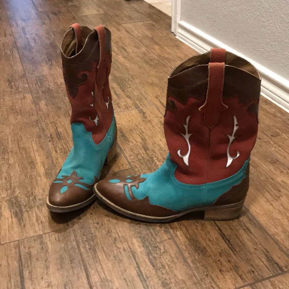 Boots - Picture 2 of 3